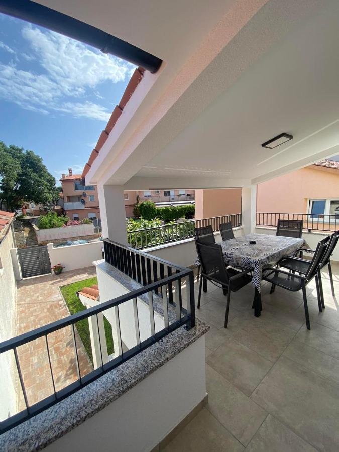 Family Beach Apartments Peroj Kültér fotó