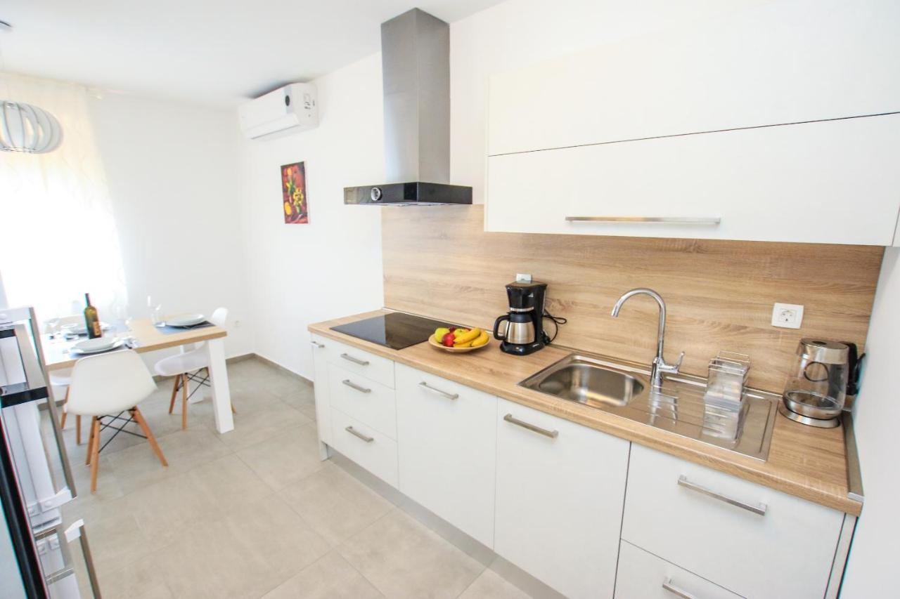 Family Beach Apartments Peroj Kültér fotó